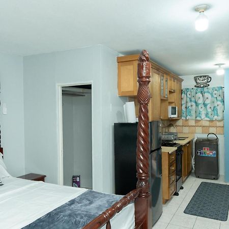 Finest Accommodation Oxford Manor One Bedroom Apt # 27 Kingston Exterior photo