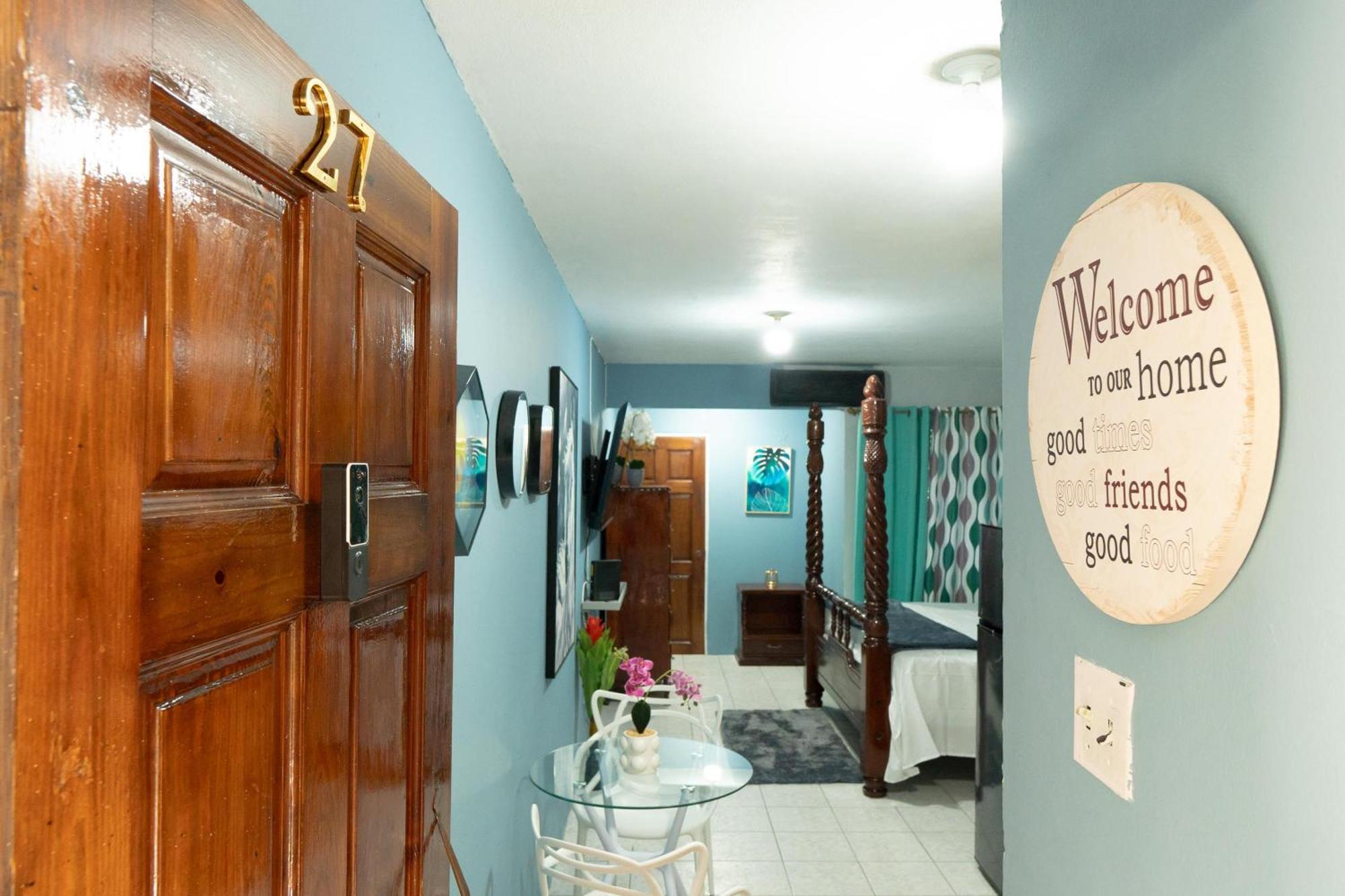 Finest Accommodation Oxford Manor One Bedroom Apt # 27 Kingston Exterior photo