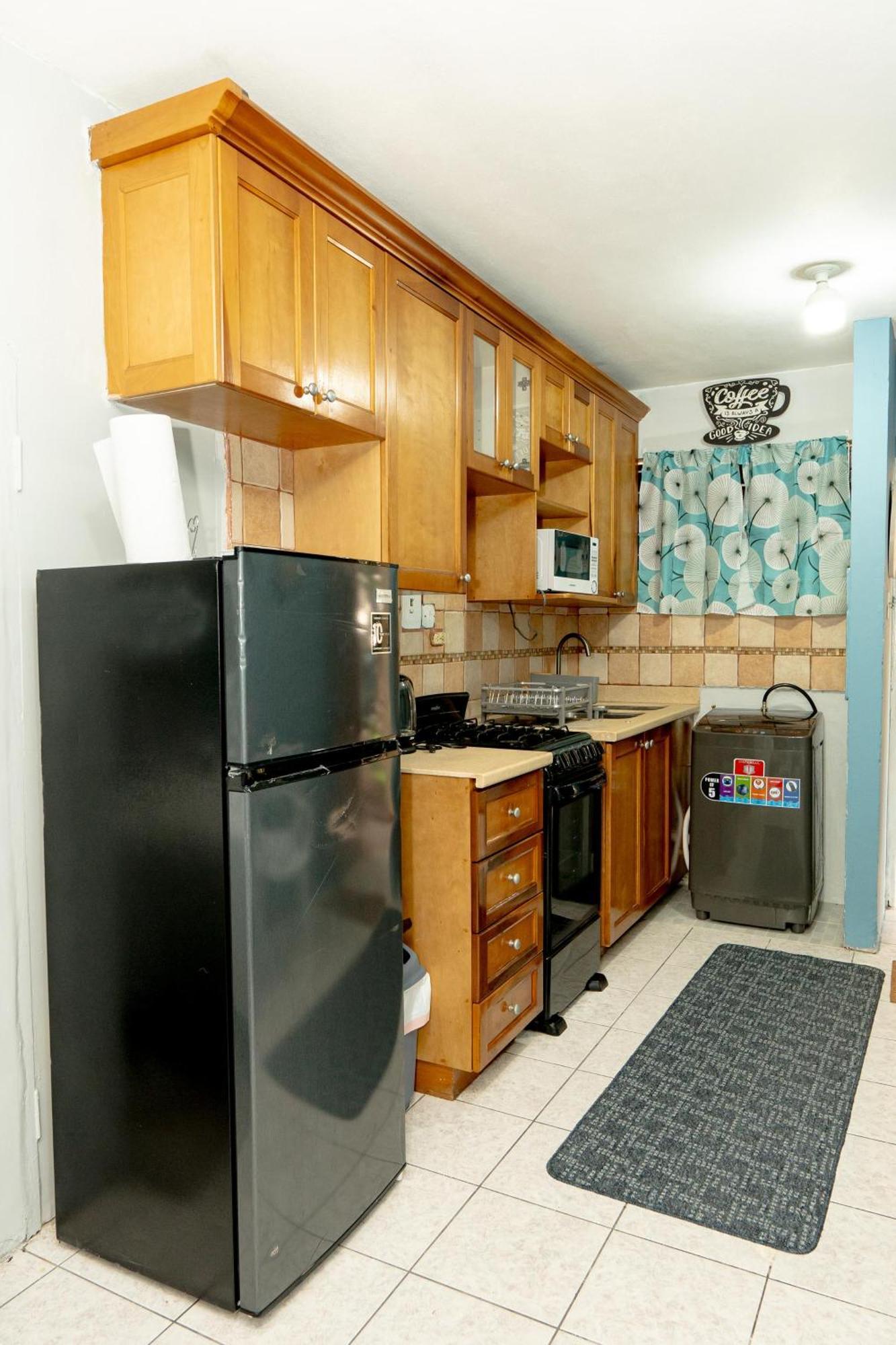 Finest Accommodation Oxford Manor One Bedroom Apt # 27 Kingston Exterior photo